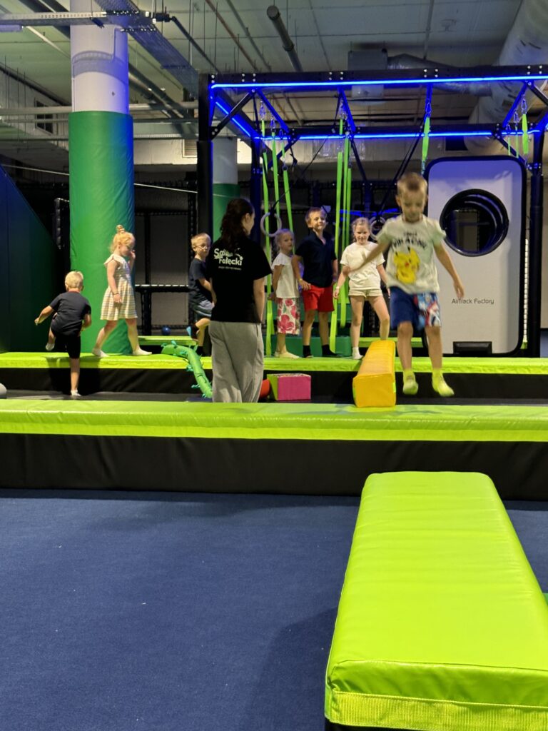 Aktywna zabawa dzieci z animatorem w sali zabaw w Krakowie