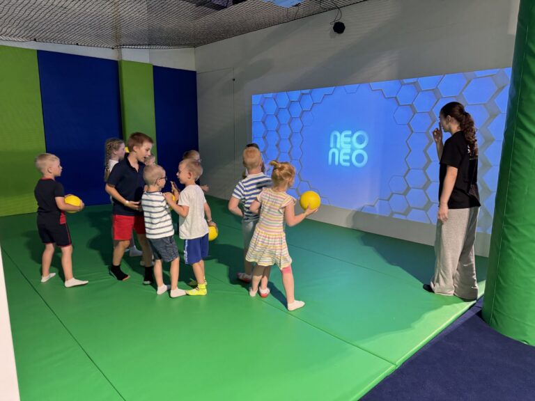 Dzieci bawiące się z animatorem w parku rozrywki