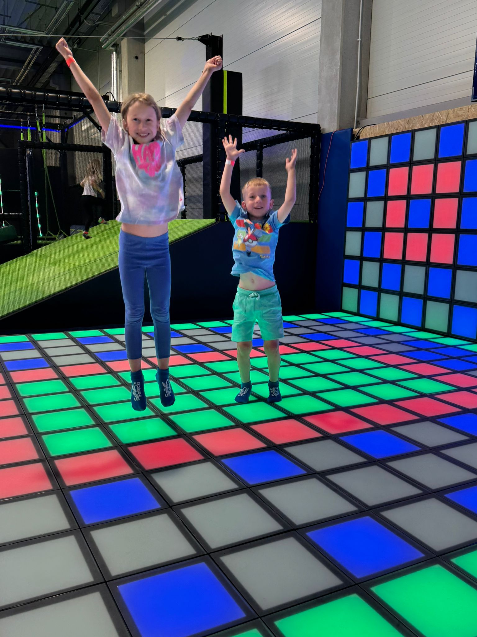 Dzieci skaczące w sali zabaw w Krakowie
