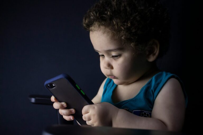 Dziecko patrzące się w telefon - sala zabaw w Krakowie